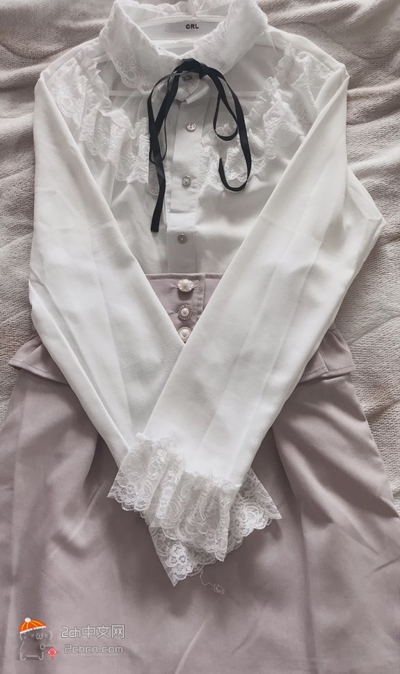 2ch：我是27岁的女的，这两套服装你更喜欢哪个？