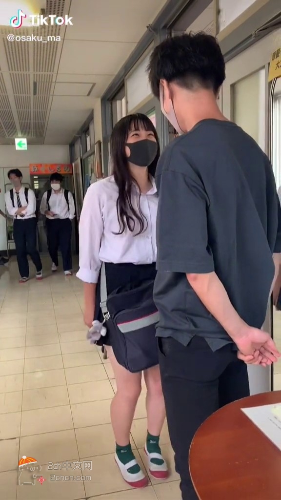 2ch：发现了看起来很受JK欢迎的男教师