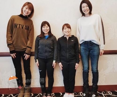 2ch：日本女子冰壶队员和女子排球选手的合影wwww