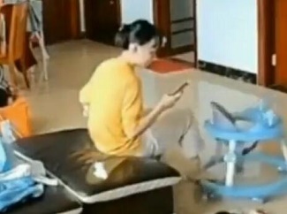 2ch：【悲报】过于沉迷于玩手机的女性，把小孩弄丢了