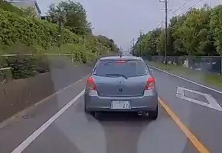 2ch：日本人「后面是什么鬼，车距太近了吧……对了！」