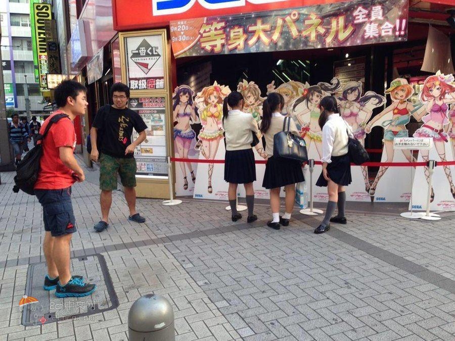 2ch：【悲报】死宅因害怕JK，不敢靠近喜爱动画的展示板