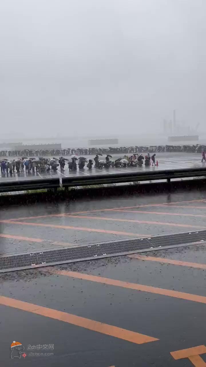 2ch：参加漫展的日本死宅们被淋成落汤鸡wwww