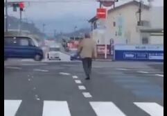 2ch：日本大叔无所顾忌地闯红灯过马路😤