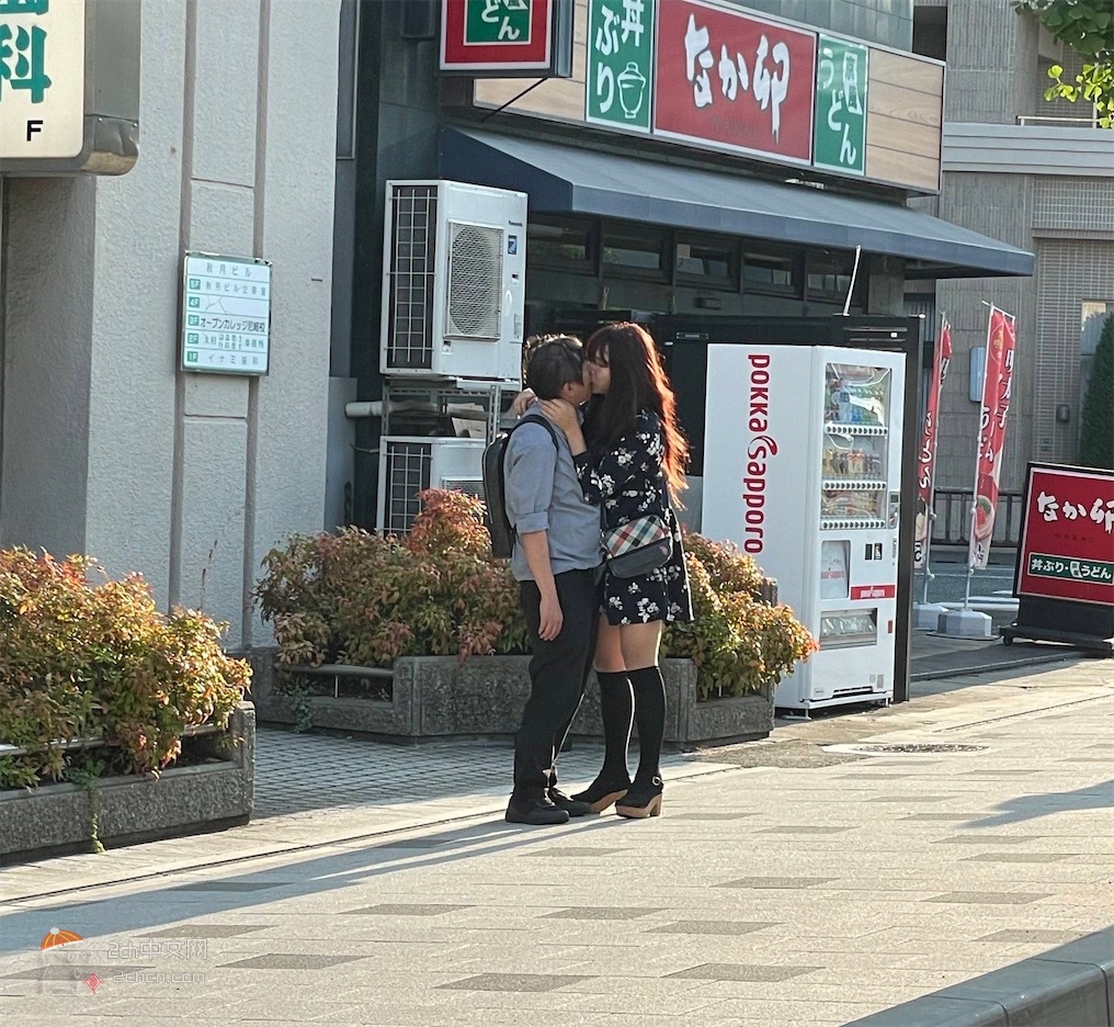 2ch：日本秃子在路边接吻被拍下来了，笑