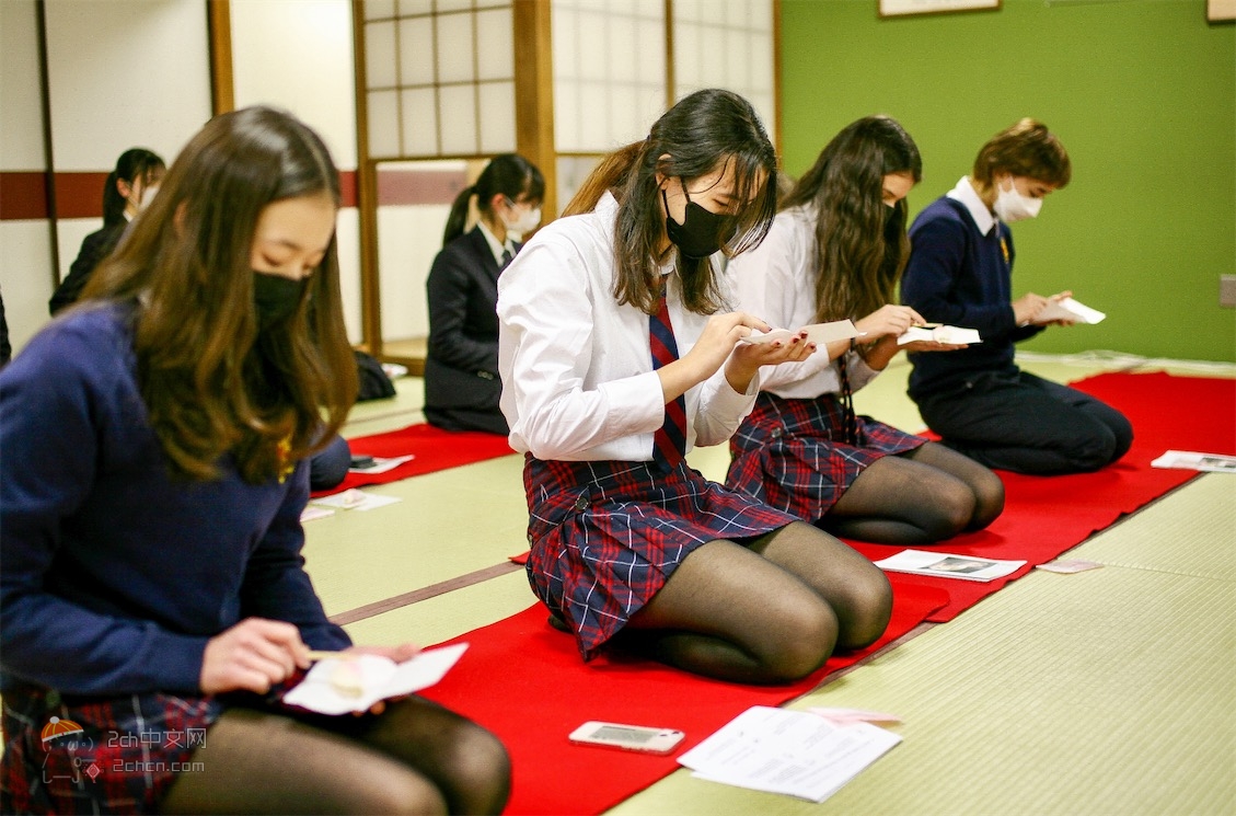 2ch：来日本的英国制服JK，感觉缺了什么东西