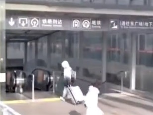 2ch：这个等候男友的女生，蛙化了吗🤔