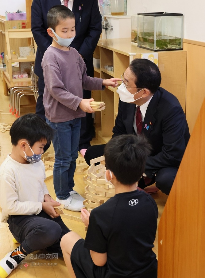 2ch：和岸田文雄一起玩的幼儿园小孩看起来不太开心