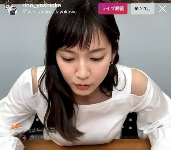 2ch：吉冈里帆在签名会上把欧派放在桌子上休息