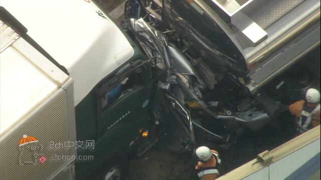 2ch：遭卡车追尾的日本轻小车，被挤压到仅30cm厚