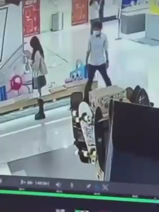 2ch：直接偷窥裙底的男人出现了