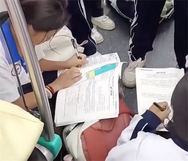 外国网民热议：中国的地铁里，学生们都在认真学习，没有一个人玩手机