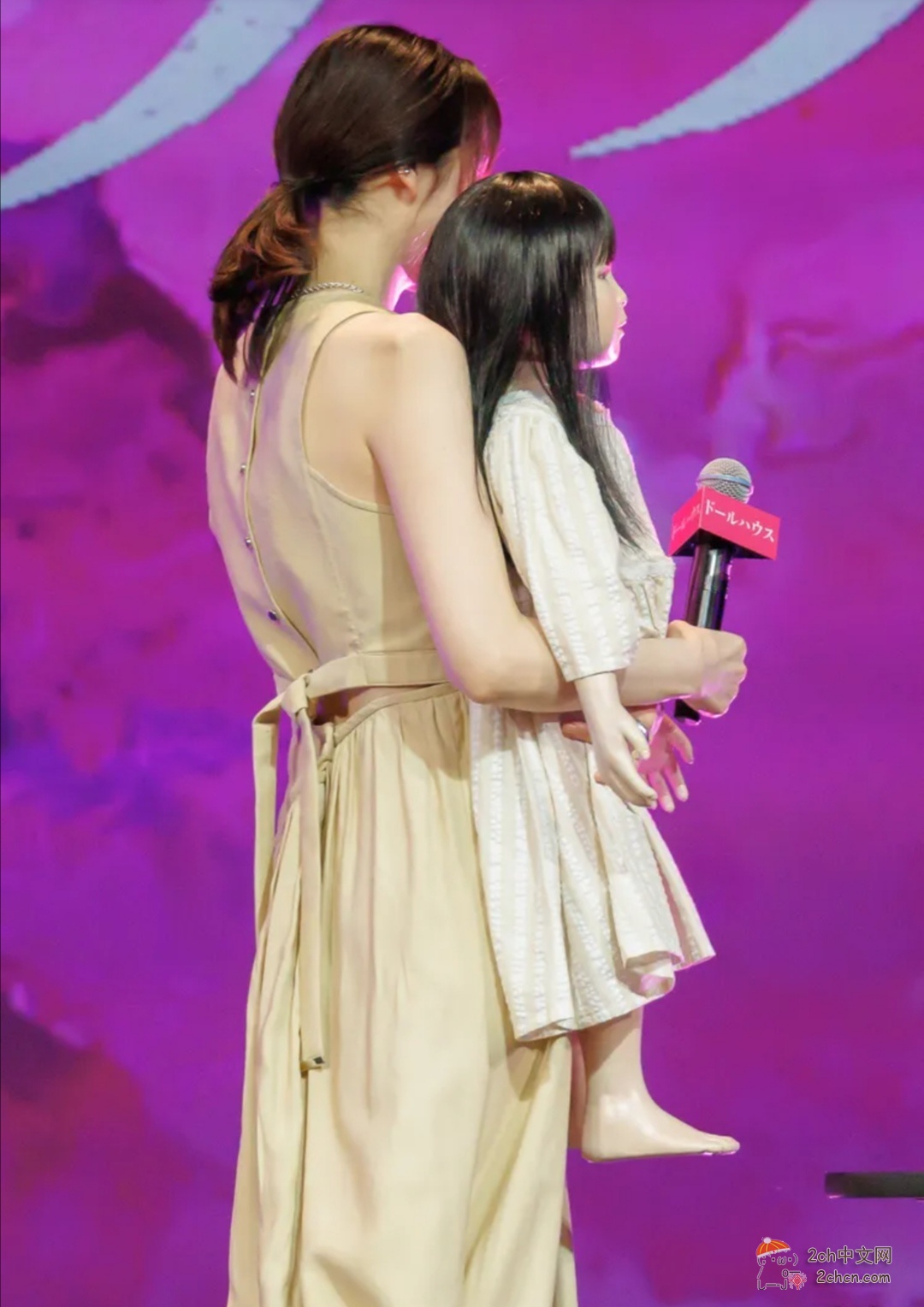 2ch：37岁的长泽雅美抱着一个小孩 日本网民：这种疲惫的熟女最h