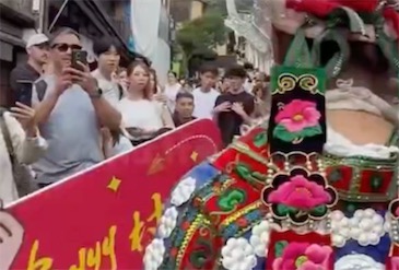 日本2ch网民：中国人穿着少数民族服饰在京都得意洋洋地四处走动