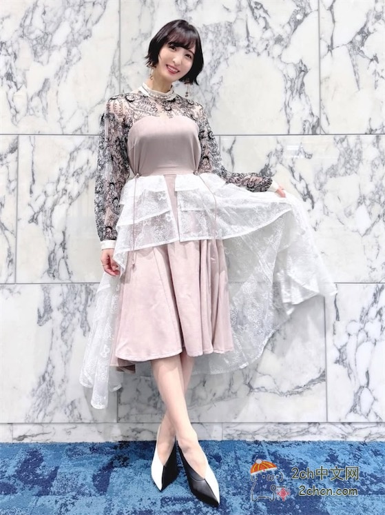 2ch：日本美人声优佐仓绫音穿着一身凸显欧派的衣服