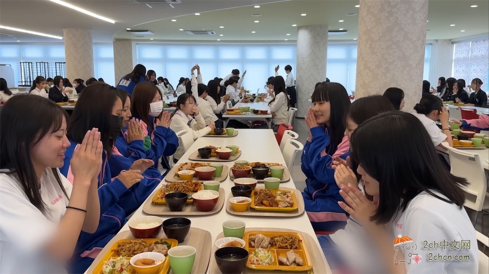2ch：【悲报】日本女子学校自助校园餐食堂，出现一个人孤零零吃饭的女生