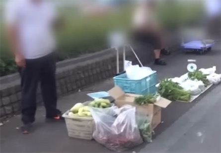 中国大叔大妈在日本禁止摆摊牌子前占道摆摊  日本网民「理解城管」「日本也需要城管」