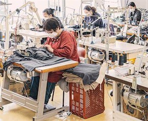2ch：中国女技能实习生「我怀揣着向往来到日本，结果却只能拿着400日元的时薪在缝纫厂从早上7点干到晚上10点，为知名偶像组合制作衣服」