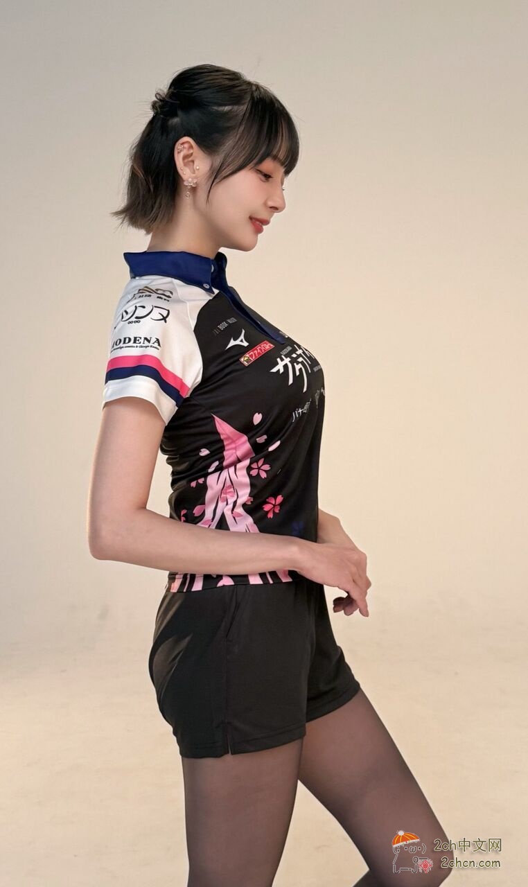 2ch：冈田纱佳（31岁，中日混血）穿着非常H的新制服