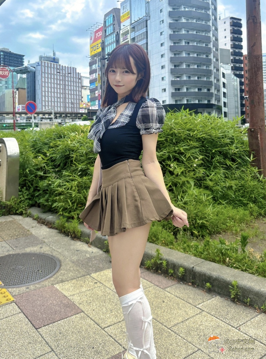 2ch：身高145cm的30几岁日本女偶像穿超短裙的结果