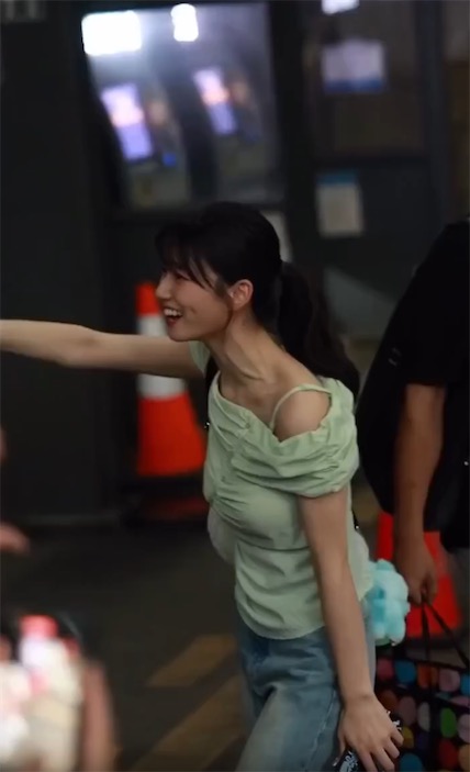 2ch：濑户环奈胳膊上的肉松松垮垮的