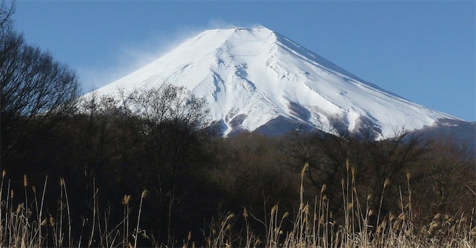 2ch：日本富士山山脚到处是“装了尿的塑料瓶” 现场散发强烈的氨气臭味
