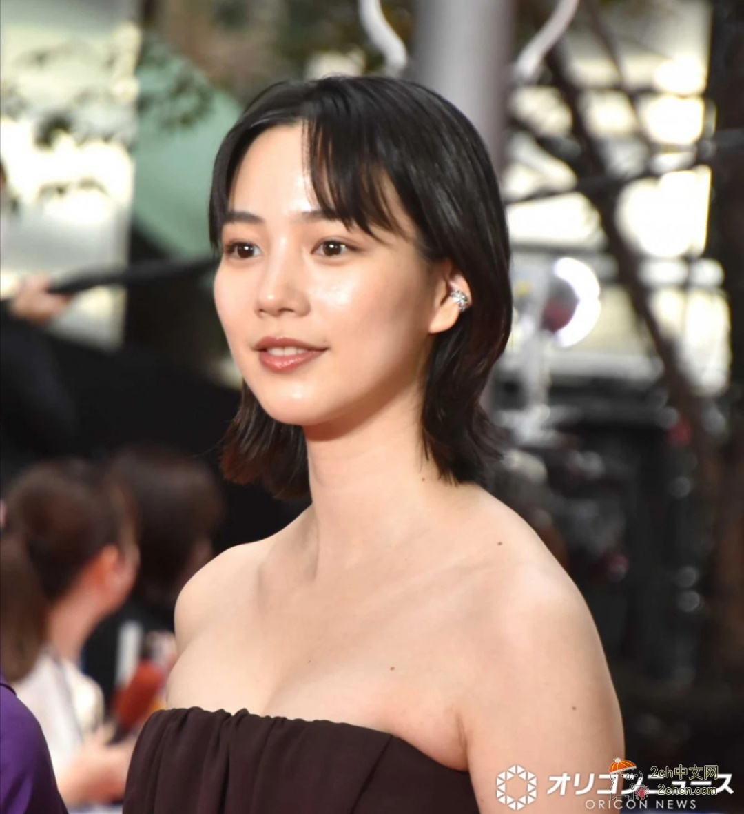 2ch:32岁的能年玲奈与80岁的吉永小百合