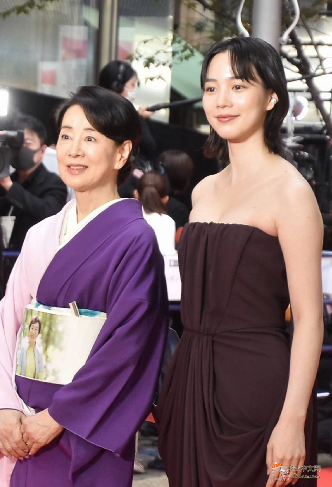 2ch:32岁的能年玲奈与80岁的吉永小百合