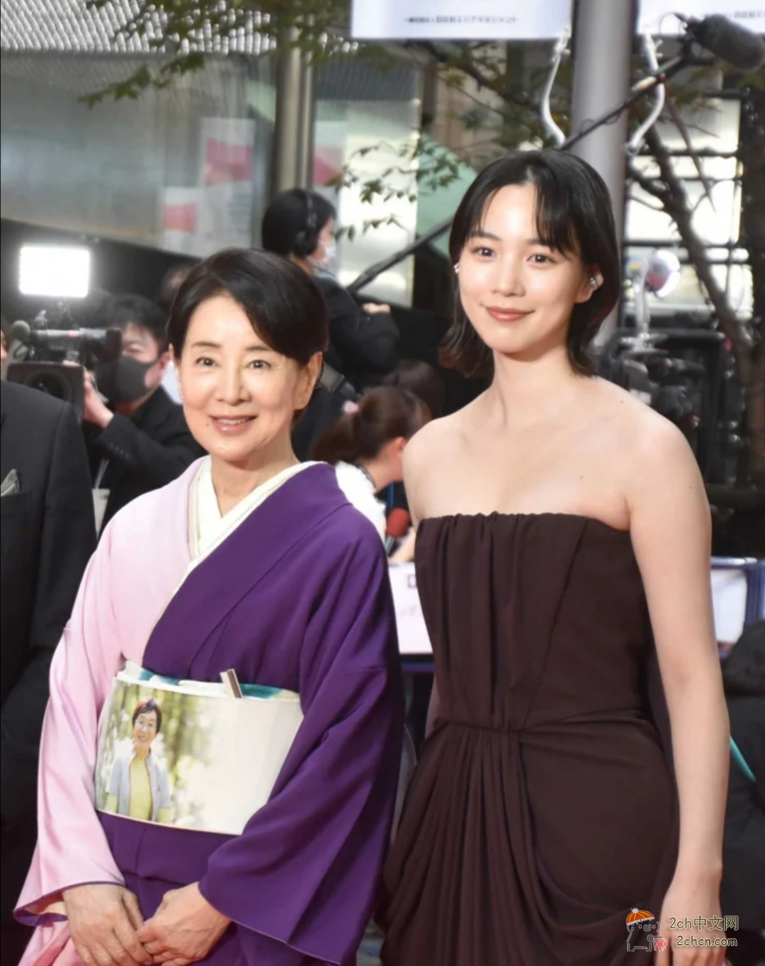 2ch:32岁的能年玲奈与80岁的吉永小百合