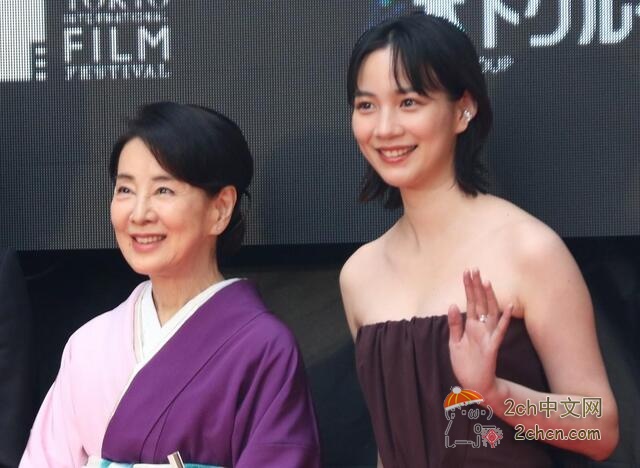 2ch:32岁的能年玲奈与80岁的吉永小百合