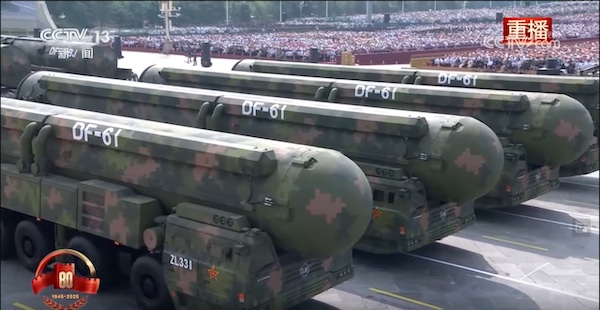 2ch:中国花滑选手在表演结束后拿着“DF-61导弹造型玩偶”,被国际滑联调查