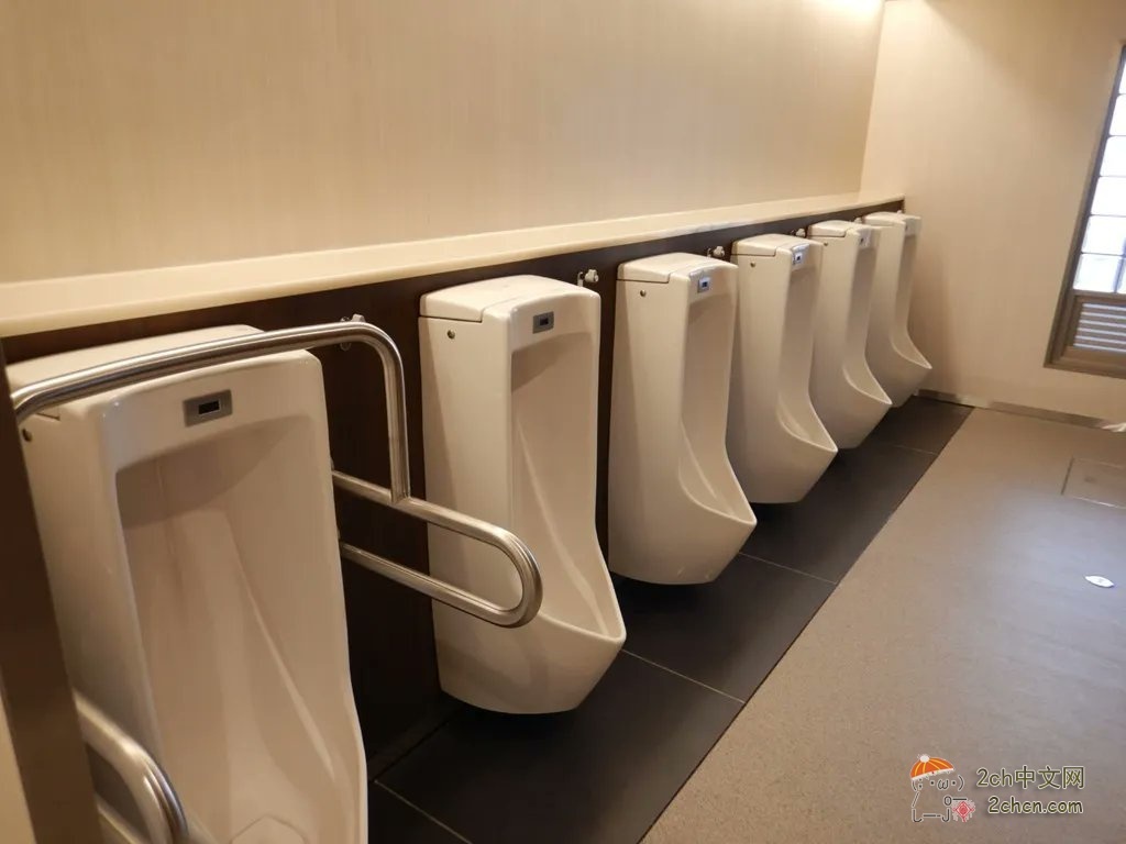 日本男子擅闯公共厕所偷喝他人尿液,事后还说了声“谢谢”