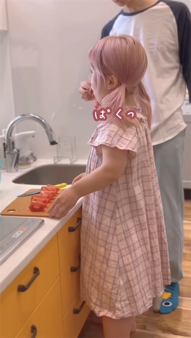 身高仅115厘米的日本模特生了个孩子,还公布了与1岁孩子的站立合影