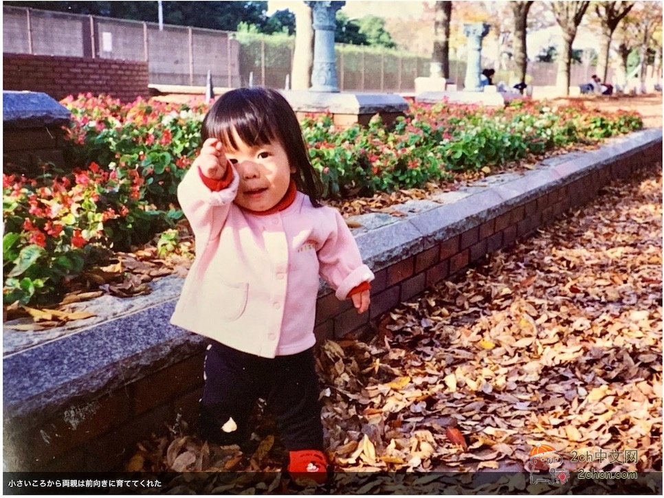 身高仅115厘米的日本模特生了个孩子,还公布了与1岁孩子的站立合影