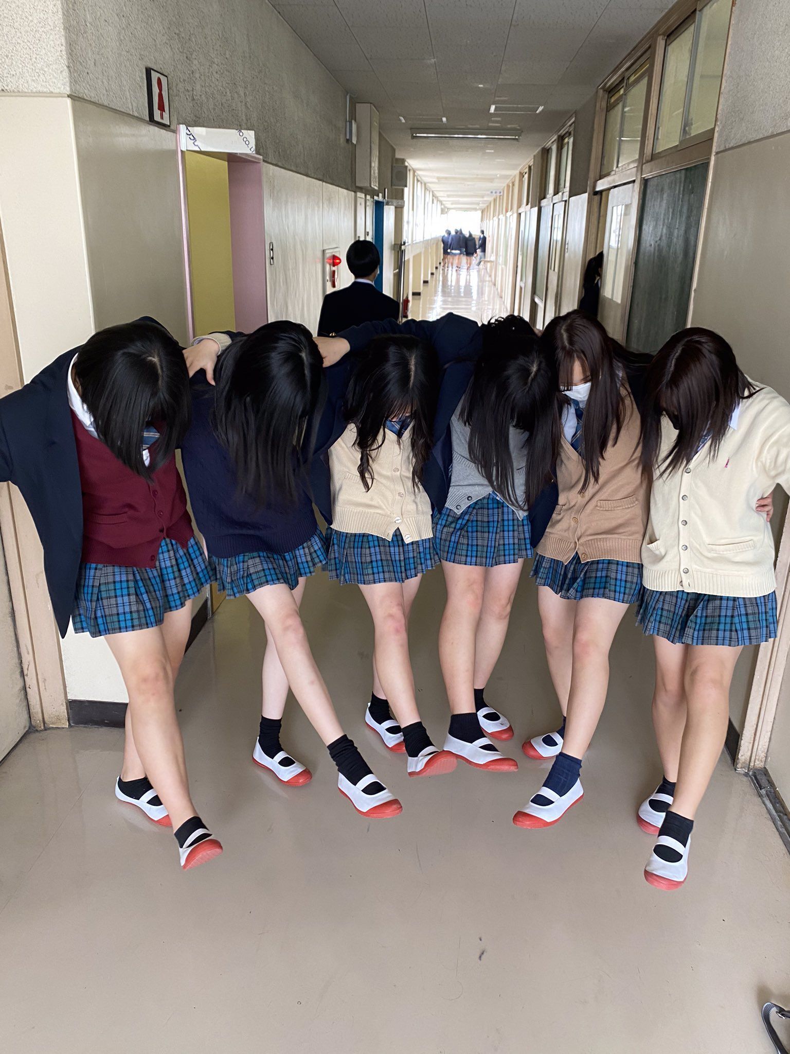 为了闻女学生的鞋子气味，日本男子不惜花重金购买新干线车票，跨越300km去学校偷女生鞋子闻