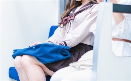 2ch：【悲报】日本上班族男子在电车里给JK看了5分钟成人视频