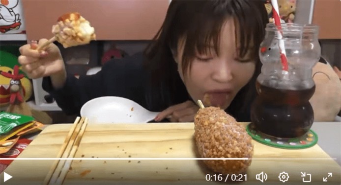 日本80万粉丝的大胃王博主出现重大失误，忘了剪掉“吐食物”的画面
