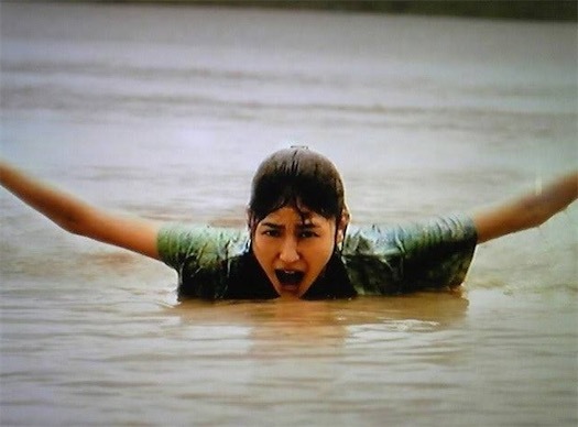 2ch:日本人穿圣诞装扮去印度恒河,引起公愤后被迫道歉