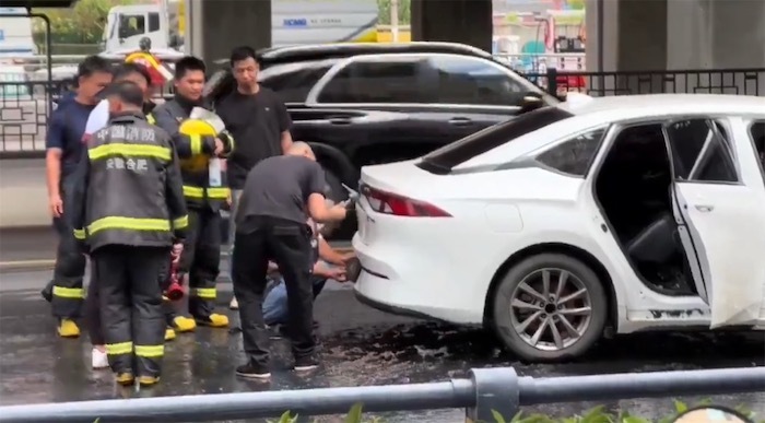 2ch：中国的电动汽车发生火灾→首先把车标扣掉