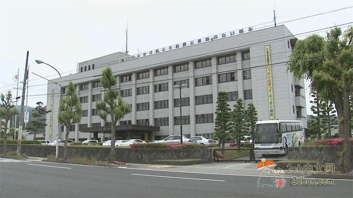 日本自称政治家兼创业家兼实业家兼慈善家的29岁中国籍男子酒后骑着电动滑板车去警署被逮捕