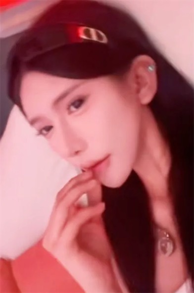 中国美女网红流落柬埔寨街头，前后的样子反差太大了