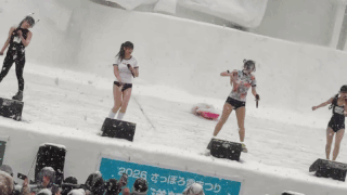 日本女偶像团身穿泳装亮相札幌冰雪节，惊人造型引发争议
