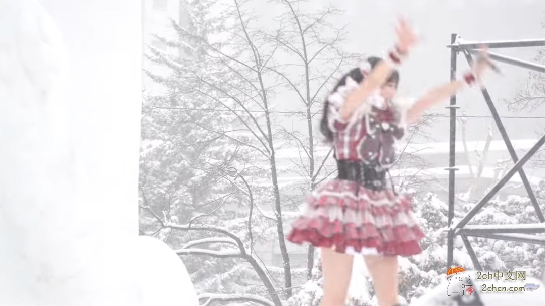 2ch:日本女偶像穿校园泳衣在冰天雪地表演,在网上爆火之后,运营方道歉