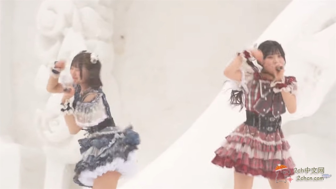 2ch：日本女偶像穿校园泳衣在冰天雪地表演，在网上爆火之后，运营方道歉