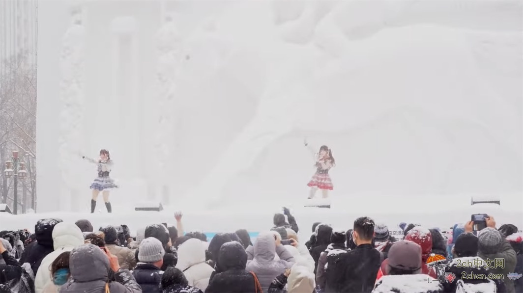 2ch：日本女偶像穿校园泳衣在冰天雪地表演，在网上爆火之后，运营方道歉