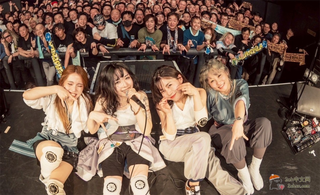 2ch：【悲报】女子乐队主唱跳入观众席后被摸胸，气愤地宣布要抓凶