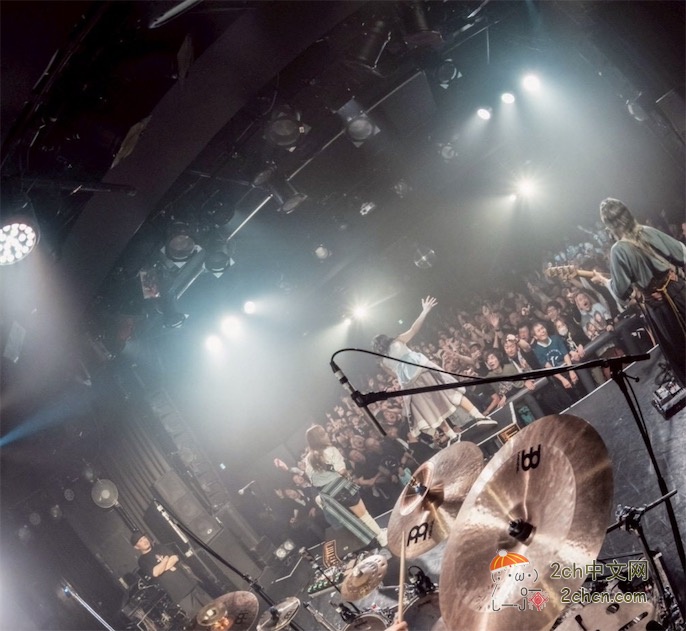 2ch：【悲报】女子乐队主唱跳入观众席后被摸胸，气愤地宣布要抓凶