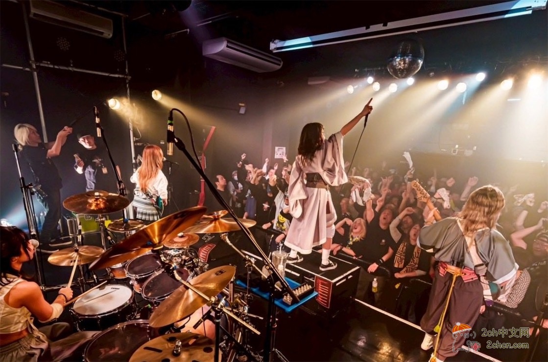 2ch：【悲报】女子乐队主唱跳入观众席后被摸胸，气愤地宣布要抓凶