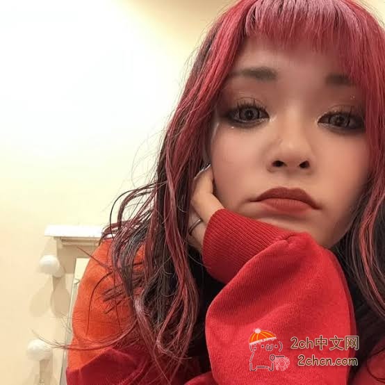 2ch：【悲报】女子乐队主唱跳入观众席后被摸胸，气愤地宣布要抓凶