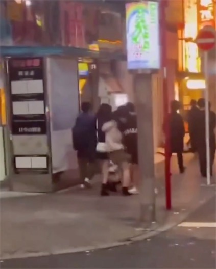 来自中国台湾的小女孩在日本旅游时被日本大妈狠狠撞倒